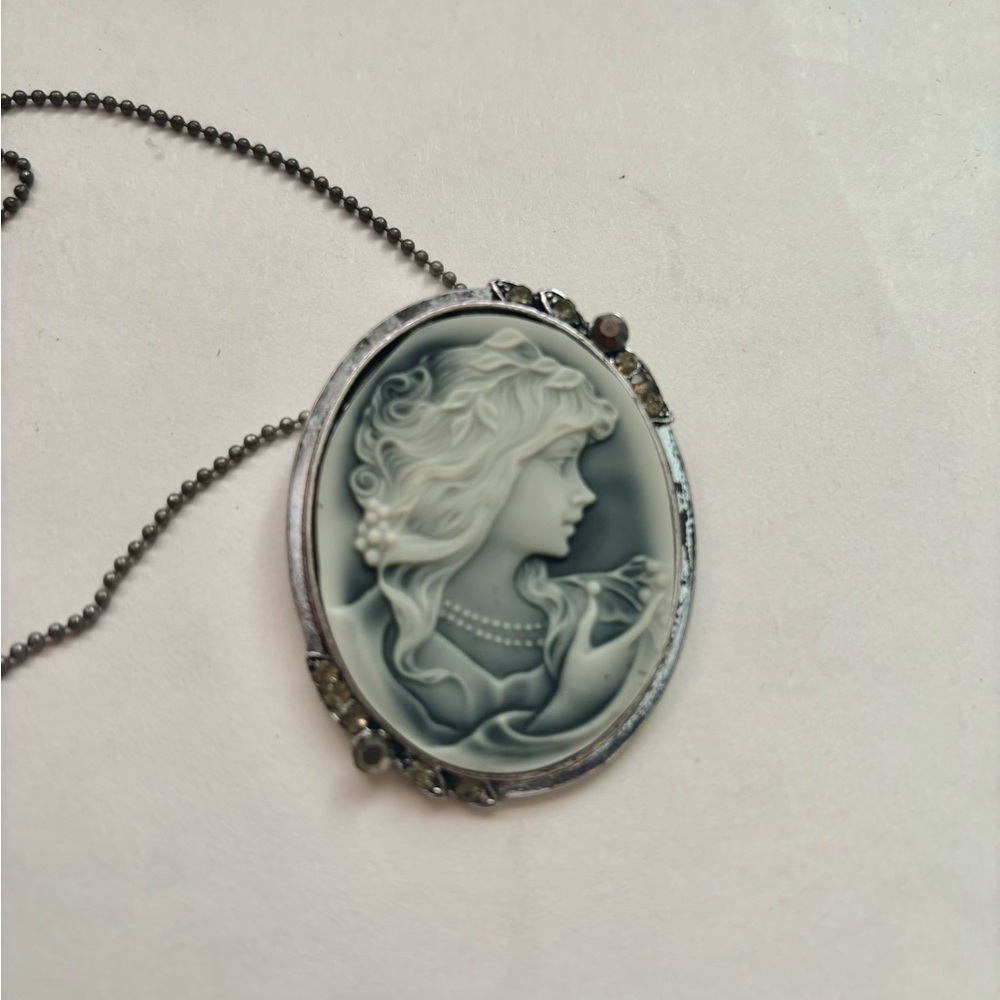 Gray Cameo Pendant Necklace - Women Jewelry - Picture 4 of 4